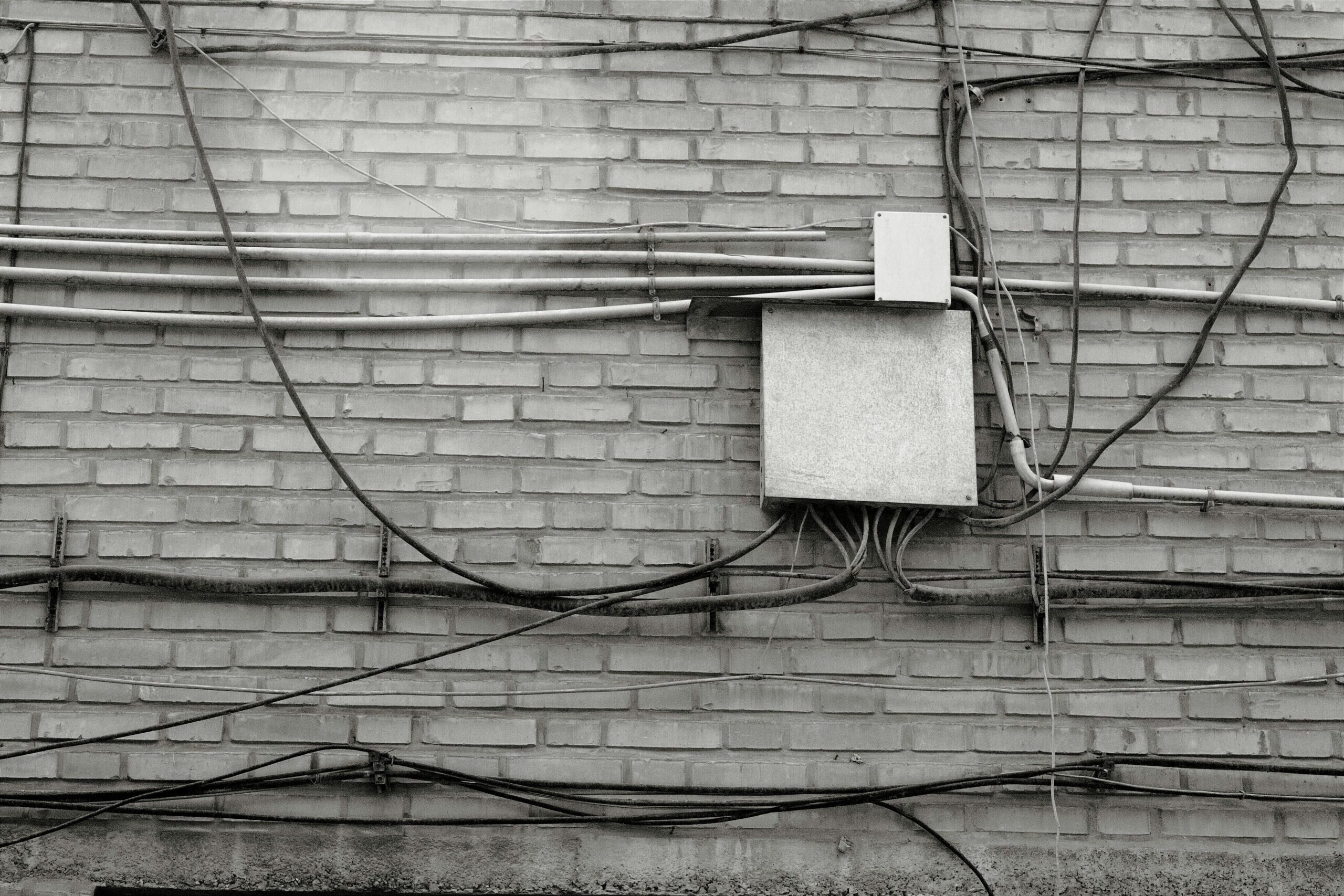Wire Fraud Uncovered: How It Works & Famous Scams Revealed