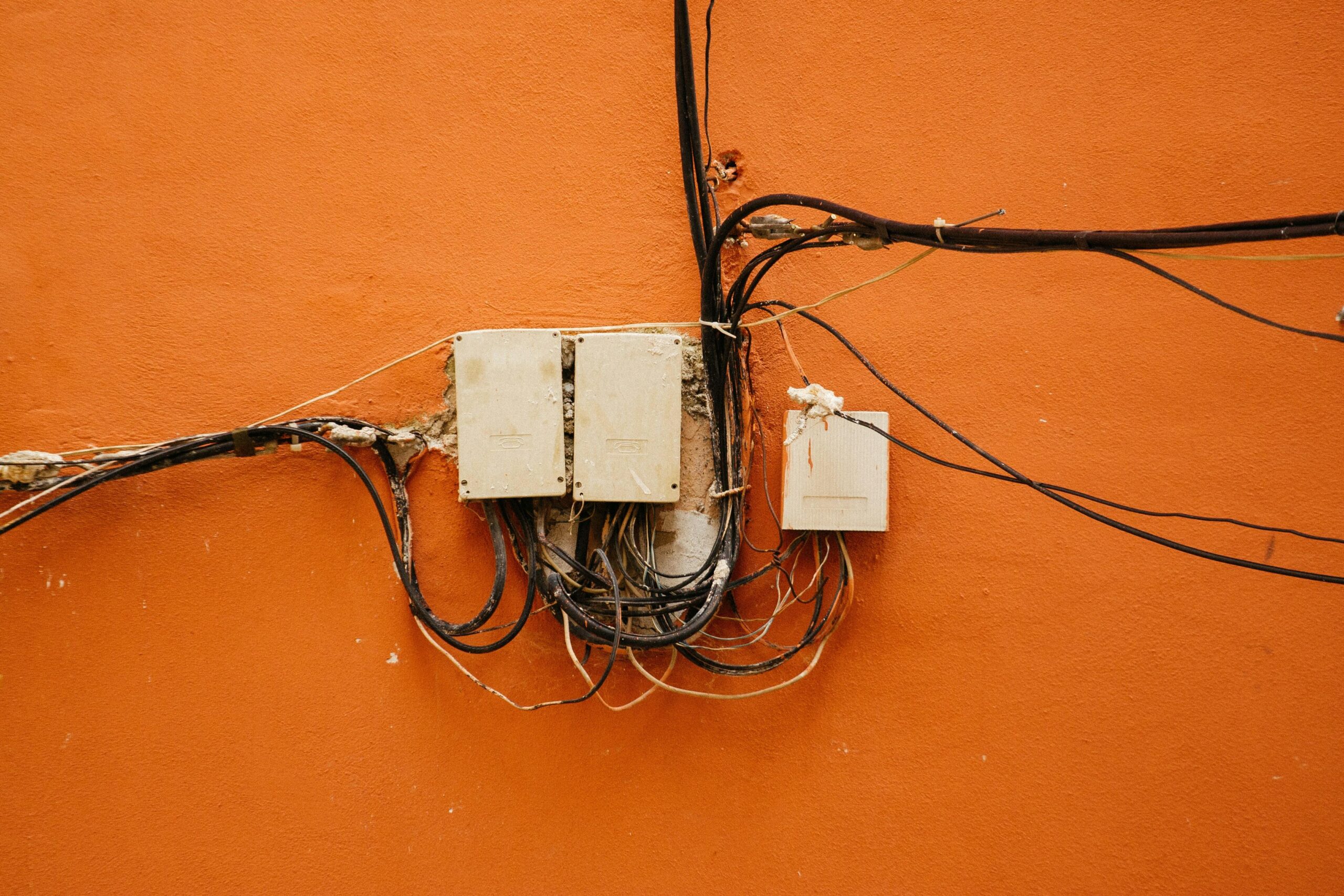 Wire Fraud Uncovered: How It Works and Famous Scams